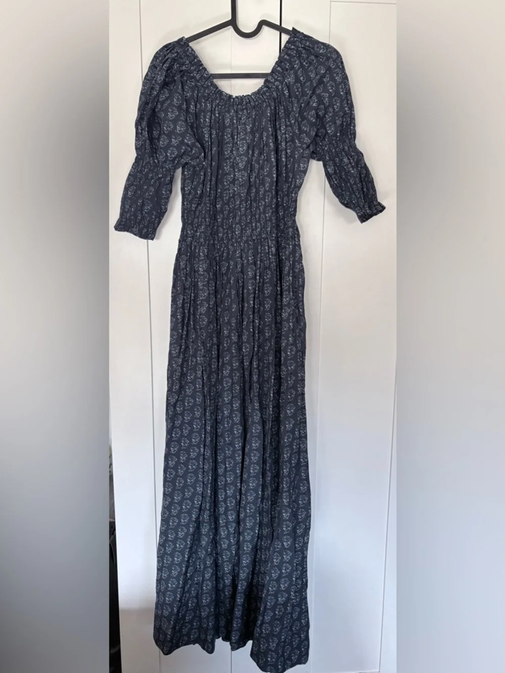DÔEN Ischia Printed Smocked Midi Dress — Navy Paisley Bouquet. Size S - Picture 4 of 8